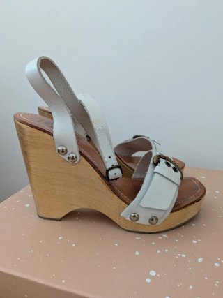 Sandalias de cuña de cuero blanco y suela de mader