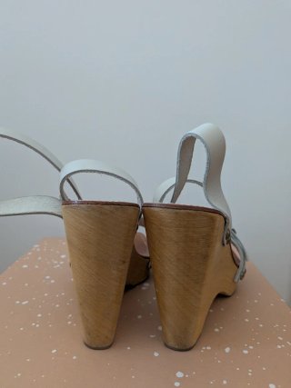 Sandalias de cuña de cuero blanco y suela de mader