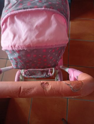 Carro gemelar de juguete rosa