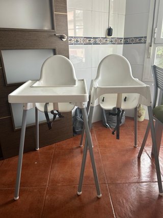 Tronas ikea una con mesa y otra sin