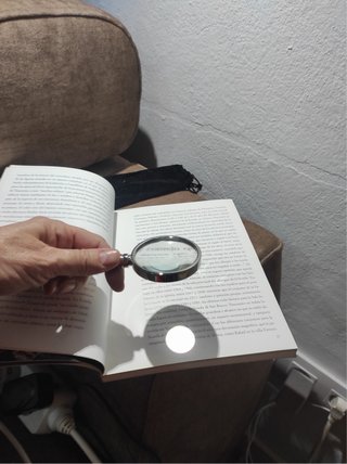 Lupa de lectura plateada con funda