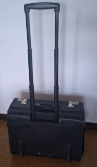 Maletín de comercial negro