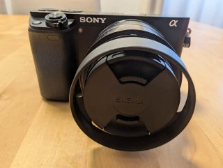 Sony Alpha 6000 + Sigma 30mm f/2.8 DN Art + 2 bat.
