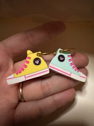 Pendientes de zapatillas deportivas