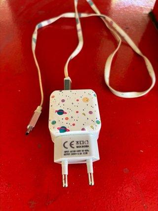 Cargador USB estampado planetas