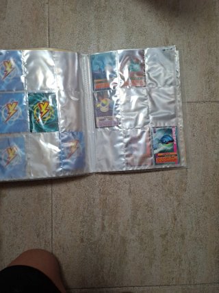 Álbum de cartas Nergys con cartas