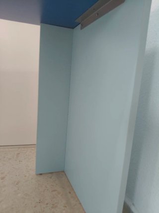 Escritorio azul y blanco