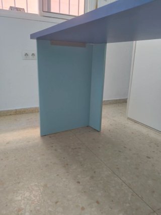 Escritorio azul y blanco