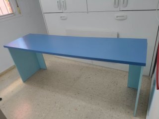 Escritorio azul y blanco