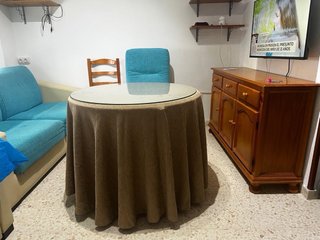 Sofá modular beige y azul con salon