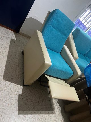 Sofá modular beige y azul con salon