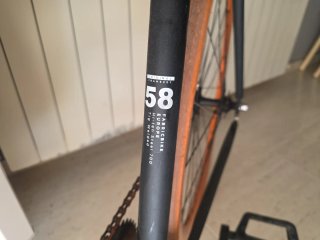 Bicicleta Fixie Negra y Naranja