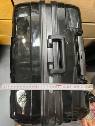 Maleta de viaje negra con ruedas