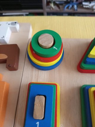 Juego de encaje figuras geométricas. Regalo