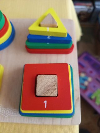 Juego de encaje figuras geométricas. Regalo