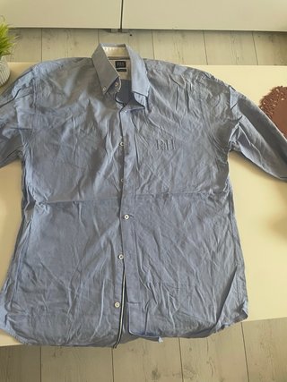 Camisa azul con logo RH