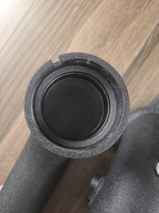 Tubería de carga ( charge pipe)
