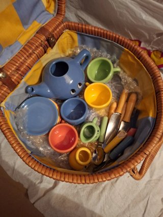 Cesta de mimbre con juego de té BELLA