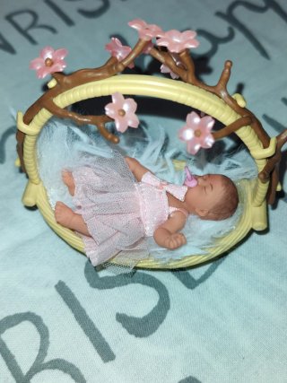 Muñeca Zuru Mini Bebé Cuna Flores