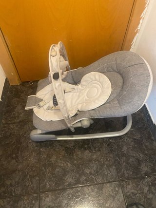 Mecedora de bebé gris