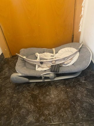 Mecedora de bebé gris
