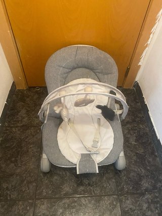 Mecedora de bebé gris