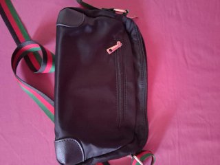 Bolso bandolera negro con logo GG