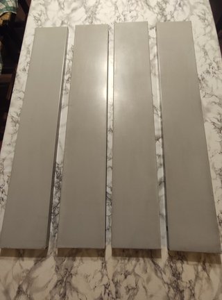 Ripiani metallici grigi