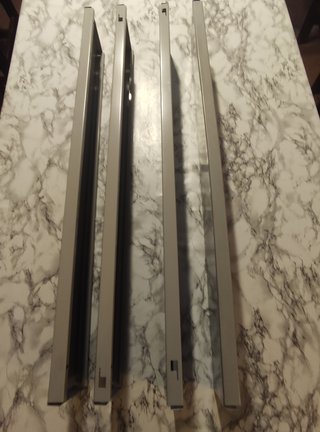 Ripiani metallici grigi