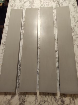 Ripiani metallici grigi