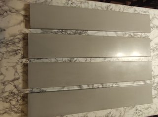 Ripiani metallici grigi