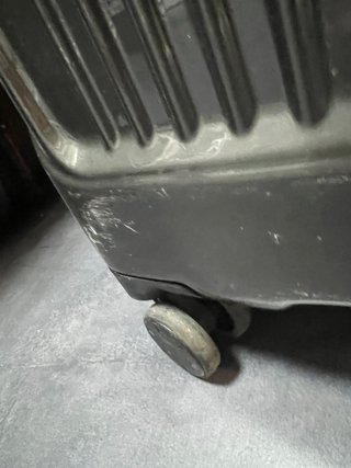 Maleta gris con ruedas