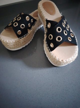 Sandalias negras con detalles dorados