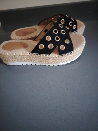 Sandalias negras con detalles dorados