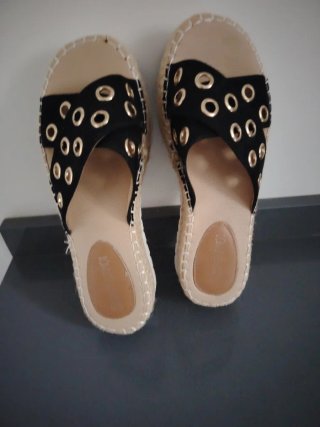 Sandalias negras con detalles dorados
