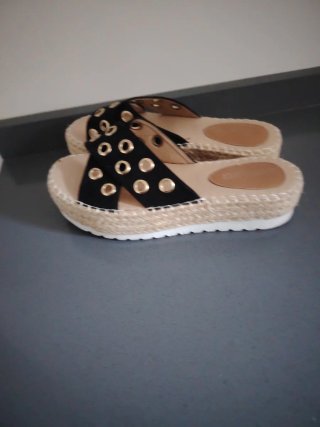 Sandalias negras con detalles dorados