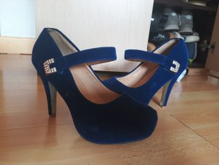 Zapatos tacón terciopelo azul con hebilla