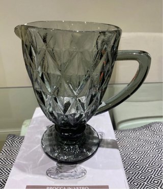 Brocca in vetro grigio lavorato