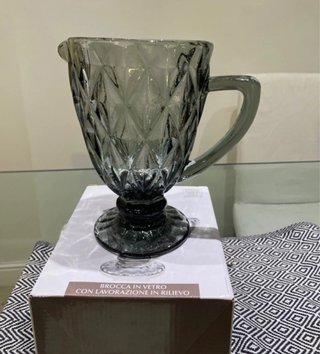 Brocca in vetro grigio lavorato