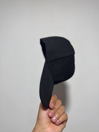 Pareja de gorras negras nuevas