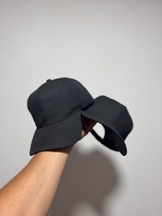 Pareja de gorras negras nuevas