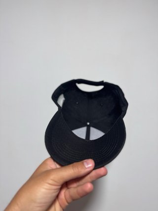 Pareja de gorras negras nuevas