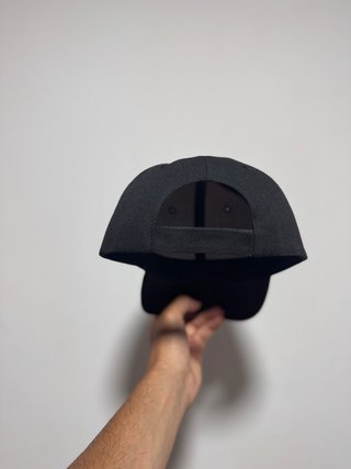 Pareja de gorras negras nuevas