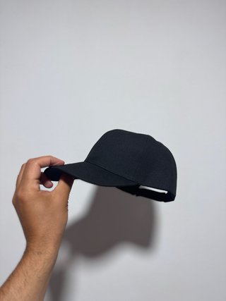 Pareja de gorras negras nuevas