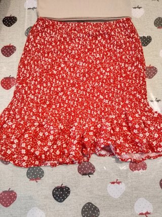 Conjunto Falda Roja y Top Beige Bershka Talla XS