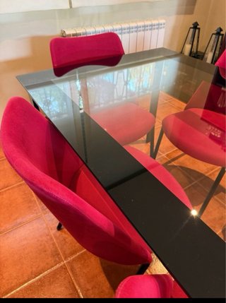 Mesa Comedor Cristal Negra y Sillas Rojas
