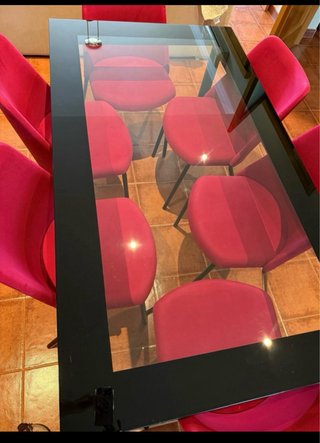 Mesa Comedor Cristal Negra y Sillas Rojas