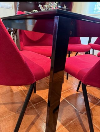 Mesa Comedor Cristal Negra y Sillas Rojas