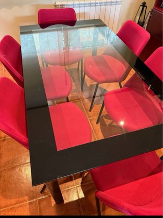 Mesa Comedor Cristal Negra y Sillas Rojas