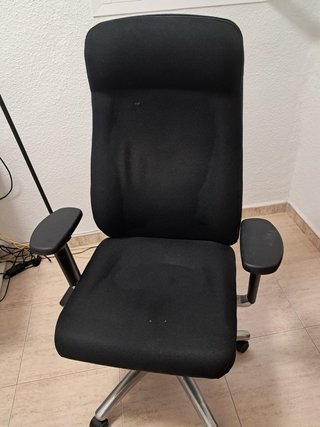 Silla de oficina ergonómica negra